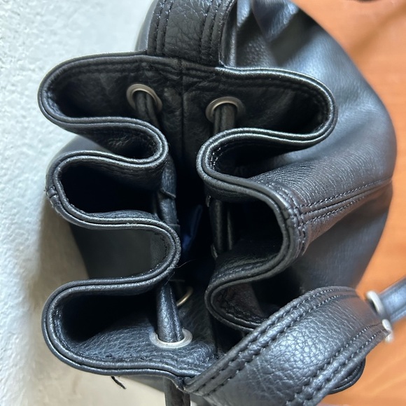 Kenneth Cole Reaction black leather shoulder or crossbody bag. - Picture 3 of 13